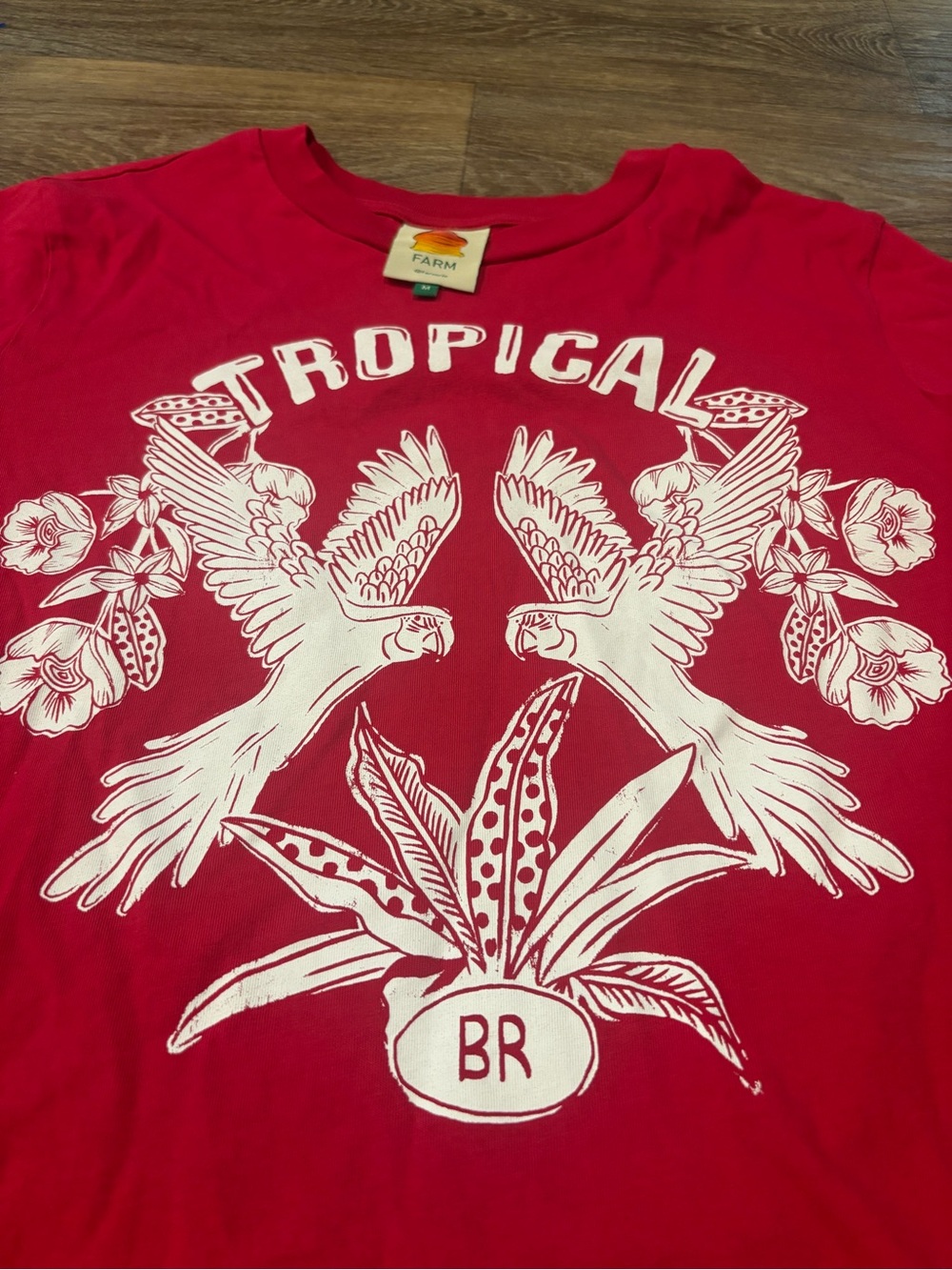 FARM Rio Tropical Parrot Graphic Tee Red Floral Bird Print Boho Women’s Medium - Picture 2 of 6